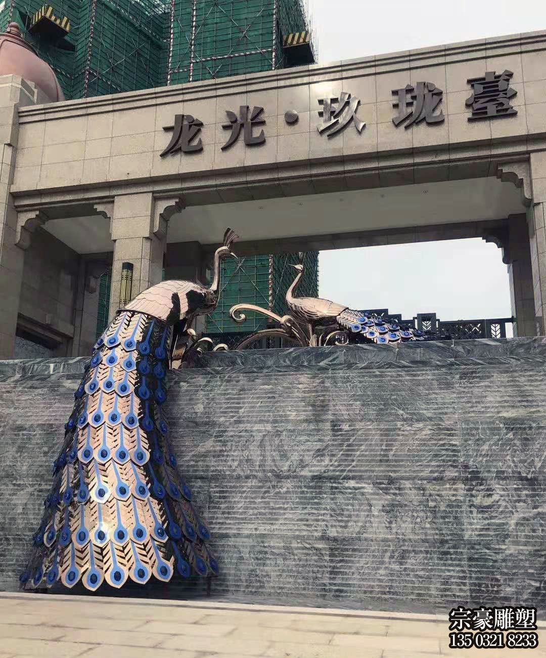 小區墻上兩只有限的不銹鋼鏤空孔雀雕塑