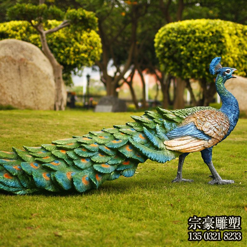 草地上一直拖著長(zhǎng)尾巴的玻璃鋼彩繪孔雀雕塑 草地上一直拖著長(zhǎng)尾巴的玻璃鋼彩繪孔雀雕塑