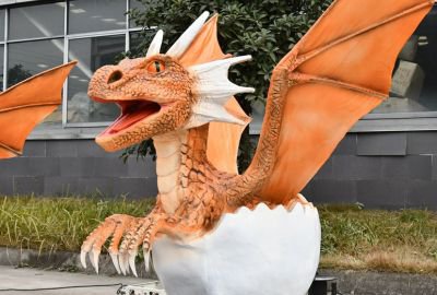 玻璃鋼仿真恐龍，剛從蛋殼孵化出來的小恐龍雕塑